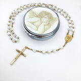 Perlmutt Rosenkranz weiß weiss mit Herz Herzchen Zwischenperlen gold goldfarben Rosenkranzdose Dose für Rosenkranz kommunionsrosenkranz rosenkranzkette echt perlmut kommunionsgeschenk Erstkommunion Etui Aufbewahrung Rosenkranz Metalldose Schmuckdose Schmuckaufbewahrung Taufschmuck religiöses und christliches Motiv Kelch Geschenk Konfirmation Firmung KommunionErstkommunion Taufe Taufgeschenk für Mädchen katholisches Motiv religiöses