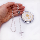 Kommunionsrosenkranz für Mädchen Jungen Bub Buben zur silber silberfarben Erstkommunion Geschenk set etui kelch Rosenkranzdose Dose für Rosenkranz kommunionsrosenkranz rosenkranzkette weiß weiße perlen weiss kommunionsgeschenk Erstkommunion Etui Aufbewahrung Rosenkranz Metalldose Schmuckdose Schmuckaufbewahrung, Taufschmuck weiß gold rund 7cm religiöses und christliches Motiv: Kelch Geschenk Konfirmation Firmung KommunionErstkommunion Taufe Taufgeschenk für Mädchen katholisches Motiv religiöses