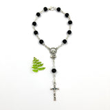 Zehnerrosenkranz, Zehner, schwarzer Kurzer Rosenkranz, Autorosenkranz, Glasperlen, Glasrosenkranz, Glas, schwarz, für Jungen, Buben, Männer, Männerrosenkranz, Trauerrosenkranz, kurz, klein