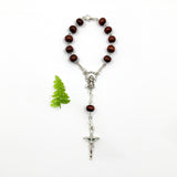 Minirosenkranz, Mini-Rosenkranz, Kurzer Autorosenkranz mit Verschluss, schwarz, Holzperlen, Holzrosenkranz, dunkelbraun, dunkel, Geschenk zur Firmung, Konfirmation, Kommunion, Erstkommunion, Gastgeschenk, kleiner Rosenkranz, Reiserosenkranz, Handrosenkranz, Reiseschutz