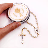 Kommunionsrosenkranz für Mädchen zur Erstkommunion Geschenk set etui kelch Rosenkranzdose Dose für Rosenkranz kommunionsrosenkranz rosenkranzkette echt perlmutt kommunionsgeschenk Erstkommunion Etui Aufbewahrung Rosenkranz Metalldose Schmuckdose Schmuckaufbewahrung, Taufschmuck weiß gold rund 7cm religiöses und christliches Motiv: Kelch Geschenk Konfirmation Firmung KommunionErstkommunion Taufe Taufgeschenk für Mädchen katholisches Motiv religiöses