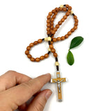 Holz Rosenkranz Rosenkranzkette, Gebetskette Dekorosenkranz, Holzrosenkranz zur Dekoration, braun haselnussbraun helle zwischenperlen kruzifix geknüpfter geschenk mann männer bischof pfarrer männerrosenkranz firmung konfirmation junge bub ovale holzperlen
