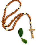 Holz Rosenkranz Rosenkranzkette, Gebetskette Dekorosenkranz, Holzrosenkranz zur Dekoration, braun haselnussbraun helle zwischenperlen kruzifix geknüpfter geschenk mann männer bischof pfarrer männerrosenkranz firmung konfirmation junge bub ovale holzperlen geschenk führerschein autorosenkranz