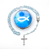 blauer Rosenkranz für Junge Bub Taufe Geschenk zur Kommunion hellblau mit Etui Fisch Fischmotiv Schmuckdose Dose Metall christliches Motiv katholisch Geschenk Kommunionsrosenkranz Konfirmation Firmung Rosenkranz für Jungen Buben Bub Mann mit Rosenkranzdose Taufschmuck Jugendweihe Taufe