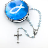 blauer Rosenkranz für Junge Bub Geschenk zur Kommunion blau hellblau Kommunionsrosenkranz Konfirmation Firmung Rosenkranz für Jungen Buben Bub Mann mit Rosenkranzdose Etui Schmuckdose Fisch Taufschmuck, Jugendweihe Fischmotiv Engelmotiv Engel