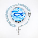 blauer Rosenkranz für Junge Bub Geschenk zur Kommunion blau hellblau Kommunionsrosenkranz Konfirmation Firmung Rosenkranz für Jungen Buben Bub Mann mit Rosenkranzdose Etui Schmuckdose Fisch Taufschmuck, Jugendweihe Fischmotiv Engelmotiv Engel