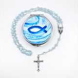 blauer Rosenkranz für Junge Bub Geschenk zur Kommunion hellblau mit Etui Fisch Fischmotiv Schmuckdose Dose Metall christliches Motiv katholisch Geschenk Kommunionsrosenkranz Konfirmation Firmung Rosenkranz für Jungen Buben Bub Mann mit Rosenkranzdose Taufschmuck Jugendweihe Taufe