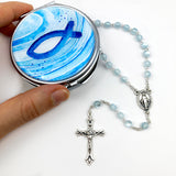 blauer Rosenkranz für Junge Bub Geschenk zur Kommunion blau hellblau Kommunionsrosenkranz Konfirmation Firmung Rosenkranz für Jungen Buben Bub Mann mit Rosenkranzdose Etui Schmuckdose Fisch Taufschmuck, Jugendweihe Fischmotiv Engelmotiv Engel