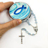 blauer Glasrosenkranz, Glasperlen, Rosenkranz zur Kommunion, Kommunionsrosenkranz, Rosenkranz zur Konfirmation, Firmung, Rosenkranz für Jungen, Buben, Bub, Mann, mit Rosenkranzdose, Schmuckdose, Taufschmuck, Jugendweihe, türkis, blau, royalblau, dunkelblau, hellblau, Rosenkranzdose, Etui, Fischmotiv, Fisch