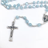 blauer Rosenkranz für Junge Bub Geschenk zur Kommunion hellblau mit Etui Fisch Fischmotiv Schmuckdose Dose Metall christliches Motiv katholisch Geschenk Kommunionsrosenkranz Konfirmation Firmung Rosenkranz für Jungen Buben Bub Mann mit Rosenkranzdose Taufschmuck Jugendweihe Taufe