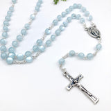 blauer Rosenkranz für Junge Bub Geschenk zur Kommunion hellblau mit Etui Fisch Fischmotiv Schmuckdose Dose Metall christliches Motiv katholisch Geschenk Kommunionsrosenkranz Konfirmation Firmung Rosenkranz für Jungen Buben Bub Mann mit Rosenkranzdose Taufschmuck Jugendweihe Taufe