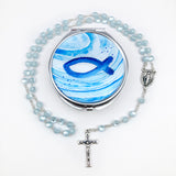 blauer Rosenkranz für Junge Bub Geschenk zur Kommunion hellblau mit Etui Fisch Fischmotiv Schmuckdose Dose Metall christliches Motiv katholisch Geschenk Kommunionsrosenkranz Konfirmation Firmung Rosenkranz für Jungen Buben Bub Mann mit Rosenkranzdose Taufschmuck Jugendweihe Taufe