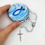 blauer Rosenkranz für Junge Bub Geschenk zur Kommunion hellblau mit Etui Fisch Fischmotiv Schmuckdose Dose Metall christliches Motiv katholisch Geschenk Kommunionsrosenkranz Konfirmation Firmung Rosenkranz für Jungen Buben Bub Mann mit Rosenkranzdose Taufschmuck Jugendweihe Taufe