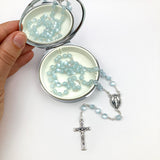 blauer Rosenkranz für Junge Bub Geschenk zur Kommunion hellblau mit Etui Fisch Fischmotiv Schmuckdose Dose Metall christliches Motiv katholisch Geschenk Kommunionsrosenkranz Konfirmation Firmung Rosenkranz für Jungen Buben Bub Mann mit Rosenkranzdose Taufschmuck Jugendweihe Taufe