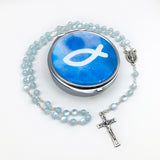 blauer Rosenkranz für Junge Bub Geschenk zur Kommunion hellblau mit Etui Fisch Fischmotiv Schmuckdose Dose Metall christliches Motiv katholisch Geschenk Kommunionsrosenkranz Konfirmation Firmung Rosenkranz für Jungen Buben Bub Mann mit Rosenkranzdose Taufschmuck Jugendweihe Taufe