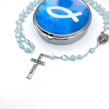 blauer Rosenkranz für Junge Bub Geschenk zur Kommunion hellblau mit Etui Fisch Fischmotiv Schmuckdose Dose Metall christliches Motiv katholisch Geschenk Kommunionsrosenkranz Konfirmation Firmung Rosenkranz für Jungen Buben Bub Mann mit Rosenkranzdose Taufschmuck Jugendweihe Taufe