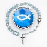 blauer Rosenkranz für Junge Bub Geschenk zur Kommunion hellblau mit Etui Fisch Fischmotiv Schmuckdose Dose Metall christliches Motiv katholisch Geschenk Kommunionsrosenkranz Konfirmation Firmung Rosenkranz für Jungen Buben Bub Mann mit Rosenkranzdose Taufschmuck Jugendweihe Taufe