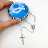 blauer Rosenkranz für Junge Bub Geschenk zur Kommunion hellblau mit Etui Fisch Fischmotiv Schmuckdose Dose Metall christliches Motiv katholisch Geschenk Kommunionsrosenkranz Konfirmation Firmung Rosenkranz für Jungen Buben Bub Mann mit Rosenkranzdose Taufschmuck Jugendweihe Taufe