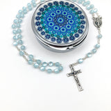 blauer Rosenkranz für Junge Bub Geschenk zur Kommunion hellblau mit Etui Fisch Fischmotiv Schmuckdose Dose Metall christliches Motiv katholisch Geschenk Kommunionsrosenkranz Konfirmation Firmung Rosenkranz für Jungen Buben Bub Mann mit Rosenkranzdose Taufschmuck Jugendweihe Taufe