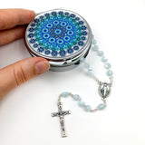 blauer Rosenkranz für Junge Bub Geschenk zur Kommunion hellblau mit Etui Fisch Fischmotiv Schmuckdose Dose Metall christliches Motiv katholisch Geschenk Kommunionsrosenkranz Konfirmation Firmung Rosenkranz für Jungen Buben Bub Mann mit Rosenkranzdose Taufschmuck Jugendweihe Taufe