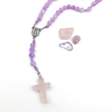 Design Rosenkranz Unikat individuell geknüpft handgeknüpft Edelstein Edelsteinrosenkranz Perlen lila violett Amethyst Edelsteinkreuz Geschenk Mädchen Konfirmation Firmung Erstkommunion Kommunion Rosenquarz Autorosenkranz Rosenkranz Jugendweihe Katholisch christlich