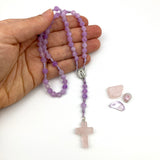 Design Rosenkranz Unikat individuell geknüpft handgeknüpft Edelstein Edelsteinrosenkranz Perlen lila violett Amethyst Edelsteinkreuz Geschenk Mädchen Konfirmation Firmung Erstkommunion Kommunion Rosenquarz Autorosenkranz Rosenkranz Jugendweihe Katholisch christlich