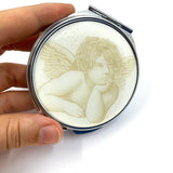 Rosenkranzdose, Dose für Rosenkranz, Etui, Aufbewahrung Rosenkranz, Metalldose, Pillendose, Schmuckdose, Schmuckaufbewahrung, Taufschmuck, neutral, geschlechtsneutral, gold, beige, braun, Engelmotiv, Engel, Schutzengel, Engelsdose, Schutzengeldose, rund, 7cm, Taubenmotiv, religiöses und christliches Motiv: Taube, Geschenk Konfirmation, Firmung, Kommunion, Erstkommunion, Taufe, Taufgeschenk, Reiseschmuckdose, Reiseschmucketui, für Mädchen und Jungen, Kinder, Etui Dose für Taufschmuck mit Engelsmotiv