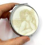 Rosenkranzdose, Dose für Rosenkranz, Etui, Aufbewahrung Rosenkranz, Metalldose, Pillendose, Schmuckdose, Schmuckaufbewahrung, Taufschmuck, neutral, geschlechtsneutral, gold, beige, braun, Engelmotiv, Engel, Schutzengel, Engelsdose, Schutzengeldose, rund, 7cm, Taubenmotiv, religiöses und christliches Motiv: Taube, Geschenk Konfirmation, Firmung, Kommunion, Erstkommunion, Taufe, Taufgeschenk, Reiseschmuckdose, Reiseschmucketui, für Mädchen und Jungen, Kinder, Etui Dose für Taufschmuck mit Engelsmotiv