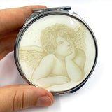 Rosenkranzdose, Dose für Rosenkranz, Etui, Aufbewahrung Rosenkranz, Metalldose, Pillendose, Schmuckdose, Schmuckaufbewahrung, Taufschmuck, neutral, geschlechtsneutral, gold, beige, braun, Engelmotiv, Engel, Schutzengel, Engelsdose, Schutzengeldose, rund, 7cm, Taubenmotiv, religiöses und christliches Motiv: Taube, Geschenk Konfirmation, Firmung, Kommunion, Erstkommunion, Taufe, Taufgeschenk, Reiseschmuckdose, Reiseschmucketui, für Mädchen und Jungen, Kinder, Etui Dose für Taufschmuck mit Engelsmotiv