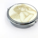 Rosenkranzdose, Dose für Rosenkranz, Etui, Aufbewahrung Rosenkranz, Metalldose, Pillendose, Schmuckdose, Schmuckaufbewahrung, Taufschmuck, neutral, geschlechtsneutral, gold, beige, braun, Engelmotiv, Engel, Schutzengel, Engelsdose, Schutzengeldose, rund, 7cm, Taubenmotiv, religiöses und christliches Motiv: Taube, Geschenk Konfirmation, Firmung, Kommunion, Erstkommunion, Taufe, Taufgeschenk, Reiseschmuckdose, Reiseschmucketui, für Mädchen und Jungen, Kinder, Etui Dose für Taufschmuck mit Engelsmotiv