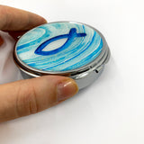 Rosenkranzdose, Dose für Rosenkranz, Etui, Aufbewahrung Rosenkranz, Metalldose, Pillendose, Schmuckdose, Schmuckaufbewahrung, Taufschmuck, Fischmotiv, blau, rund, 7cm, religiöses und christliches Motiv: Fisch, Geschenk Konfirmation, Firmung, Kommunion, Erstkommunion, Taufe, Taufgeschenk, Reiseschmuckdose, Reiseschmucketui, für Jungen, Jungs, Bub, Buben, Mädchen, Kommunionsschmuck, Kommunionsgeschenk