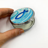 Rosenkranzdose, Dose für Rosenkranz, Etui, Aufbewahrung Rosenkranz, Metalldose, Pillendose, Schmuckdose, Schmuckaufbewahrung, Taufschmuck, Fischmotiv, blau, rund, 7cm, religiöses und christliches Motiv: Fisch, Geschenk Konfirmation, Firmung, Kommunion, Erstkommunion, Taufe, Taufgeschenk, Reiseschmuckdose, Reiseschmucketui, für Jungen, Jungs, Bub, Buben, Mädchen, Kommunionsschmuck, Kommunionsgeschenk