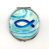 Rosenkranzdose, Dose für Rosenkranz, Etui, Aufbewahrung Rosenkranz, Metalldose, Pillendose, Schmuckdose, Schmuckaufbewahrung, Taufschmuck, Fischmotiv, blau, rund, 7cm, religiöses und christliches Motiv: Fisch, Geschenk Konfirmation, Firmung, Kommunion, Erstkommunion, Taufe, Taufgeschenk, Reiseschmuckdose, Reiseschmucketui, für Jungen, Jungs, Bub, Buben, Mädchen, Kommunionsschmuck, Kommunionsgeschenk