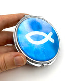 Blaue Rosenkranzdose Fisch Motiv Wellen Meer Dose für Rosenkranz Geldgeschenk Taufe Kommunion Erstkommunion Konfirmation Firmung blau dunkelblau Etui Aufbewahrung Metalldose Pillendose Schmuckdose Schmuckaufbewahrung Taufschmuck Fischmotiv rund 7cm religiöses christliches Motiv: Fisch
Taufgeschenk Reiseschmuckdose, Reiseschmucketui für Jungen Jungs Bub Buben Mädchen Kommunionsschmuck Kommunionsgeschenk