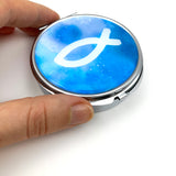 Blaue Rosenkranzdose Fisch Motiv Wellen Meer Dose für Rosenkranz Geldgeschenk Taufe Kommunion Erstkommunion Konfirmation Firmung blau dunkelblau Etui Aufbewahrung Metalldose Pillendose Schmuckdose Schmuckaufbewahrung Taufschmuck Fischmotiv rund 7cm religiöses christliches Motiv: Fisch
Taufgeschenk Reiseschmuckdose, Reiseschmucketui für Jungen Jungs Bub Buben Mädchen Kommunionsschmuck Kommunionsgeschenk