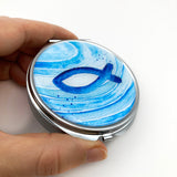 Blaue Rosenkranzdose Fisch Motiv Wellen Meer Dose für Rosenkranz Geldgeschenk Taufe Kommunion Erstkommunion Konfirmation Firmung blau dunkelblau Etui Aufbewahrung Metalldose Pillendose Schmuckdose Schmuckaufbewahrung Taufschmuck Fischmotiv rund 7cm religiöses christliches Motiv: Fisch
Taufgeschenk Reiseschmuckdose, Reiseschmucketui für Jungen Jungs Bub Buben Mädchen Kommunionsschmuck Kommunionsgeschenk