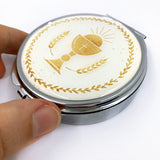 Rosenkranzdose, Dose für Rosenkranz, kommunionsrosenkranz, kommunionsgeschenk, Erstkommunion, Etui, Aufbewahrung Rosenkranz, Metalldose, Pillendose, Schmuckdose, Schmuckaufbewahrung, Taufschmuck, weiß, gold, rund, 7cm, religiöses und christliches Motiv: Kelch, Geschenk Konfirmation, Firmung, Kommunion, Erstkommunion, Taufe, Taufgeschenk, Reiseschmuckdose, Reiseschmucketui, für Jungen, Jungs, Bub, Buben, Mädchen, Kelch, Messwein, Oblate, Getreide, Abendmahl, Eucharistie, Dose Etui für Taufschmuck Kelch