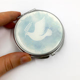 Rosenkranzdose, Dose für Rosenkranz, Etui, Aufbewahrung Rosenkranz, Metalldose, Pillendose, Schmuckdose, Schmuckaufbewahrung, Taufschmuck, blau, bunt, regenbogenfarben, lila, rosa, grün, gelb, rund, 7cm, Taubenmotiv, religiöses und christliches Motiv: Taube, Geschenk Konfirmation, Firmung, Kommunion, Erstkommunion, Taufe, Taufgeschenk, Reiseschmuckdose, Reiseschmucketui, für Mädchen