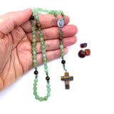 grüner Rosenkranz handgeknüpft in österreich edelsteinkreuz edelsteinrosenkranz edelstein edelsteinperlen peridot gebetskette rosenkranzkette katholisches geschenk für jungen buben männer zur taufe erstkommunion firmung konfirmation kommunionsrosenkranz rosenkranz junge bub mann konfirmation firmung geschenk tigerauge kreuz kruzifix kleine kreuzchen als zwischenperle unikat desgin braun tigerauge