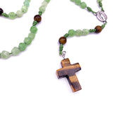 grüner Rosenkranz handgeknüpft in österreich edelsteinkreuz edelsteinrosenkranz edelstein edelsteinperlen peridot gebetskette rosenkranzkette katholisches geschenk für jungen buben männer zur taufe erstkommunion firmung konfirmation kommunionsrosenkranz rosenkranz junge bub mann konfirmation firmung geschenk tigerauge kreuz kruzifix kleine kreuzchen als zwischenperle unikat desgin braun tigerauge