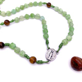 grüner Rosenkranz handgeknüpft in österreich edelsteinkreuz edelsteinrosenkranz edelstein edelsteinperlen peridot gebetskette rosenkranzkette katholisches geschenk für jungen buben männer zur taufe erstkommunion firmung konfirmation kommunionsrosenkranz rosenkranz junge bub mann konfirmation firmung geschenk tigerauge kreuz kruzifix kleine kreuzchen als zwischenperle unikat desgin braun tigerauge