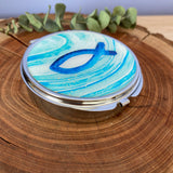 Rosenkranzdose, Dose für Rosenkranz, Etui, Aufbewahrung Rosenkranz, Metalldose, Pillendose, Schmuckdose, Schmuckaufbewahrung, Taufschmuck, Fischmotiv, blau, rund, 7cm, religiöses und christliches Motiv: Fisch, Geschenk Konfirmation, Firmung, Kommunion, Erstkommunion, Taufe, Taufgeschenk, Reiseschmuckdose, Reiseschmucketui, für Jungen, Jungs, Bub, Buben, Mädchen, Kommunionsschmuck, Kommunionsgeschenk