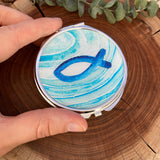 Rosenkranzdose, Dose für Rosenkranz, Etui, Aufbewahrung Rosenkranz, Metalldose, Pillendose, Schmuckdose, Schmuckaufbewahrung, Taufschmuck, Fischmotiv, blau, rund, 7cm, religiöses und christliches Motiv: Fisch, Geschenk Konfirmation, Firmung, Kommunion, Erstkommunion, Taufe, Taufgeschenk, Reiseschmuckdose, Reiseschmucketui, für Jungen, Jungs, Bub, Buben, Mädchen, Kommunionsschmuck, Kommunionsgeschenk