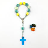 kleiner Design-Rosenkranz, Unikat, besonderer Rosenkranz für Jungen, Männerrosenkranz, Mädchen als Geschenk zur Konfirmation, Firmung, Erstkommunion, Kommunion, Taufe, Taufgeschenk, individuell, handgeknüpft, Unikat, geknüpft, Individueller Rosenkranz für Jungen, Männer, Geschenk zur Firmung, Rosenkranzkette, Keramikperlen, Keramikrosenkranz, Keramik, Geschenk Konfirmation Jungen, Jugendweihe, blau, bunt, kurzer, Zehner Rosenkranz, klein, kurz, grün, türkis, blau, hellblau, gelb,