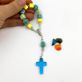 kleiner Design-Rosenkranz, Unikat, besonderer Rosenkranz für Jungen, Männerrosenkranz, Mädchen als Geschenk zur Konfirmation, Firmung, Erstkommunion, Kommunion, Taufe, Taufgeschenk, individuell, handgeknüpft, Unikat, geknüpft, Individueller Rosenkranz für Jungen, Männer, Geschenk zur Firmung, Rosenkranzkette, Keramikperlen, Keramikrosenkranz, Keramik, Geschenk Konfirmation Jungen, Jugendweihe, blau, bunt, kurzer, Zehner Rosenkranz, klein, kurz, grün, türkis, blau, hellblau, gelb,