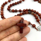 Rosenkranz roter Jaspis rot Naturstein Kreuz Mittelstück Herzstück Edelstein geknüpft handgeknüpft handgefertigt handgemacht in Österreich Deutschland für Kommunion Geschenk Erstkommunion Firmung Konfirmation Geschenk Pfarrer Priesterweihe Oma Opa Weihnachten