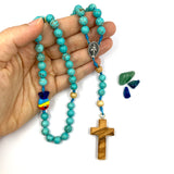 Design Rosenkranz Unikat individuell geknüpft handgeknüpft Edelstein Edelsteinrosenkranz Perlen Türkis Edelsteinkreuz türkis blau hellblau dunkelblau Geschenk Bub Junge Mann Konfirmation Firmung Erstkommunion Kommunion Fisch Fischperlen Zwischenperlen 6 mm Autorosenkranz Rosenkranz Jugendweihe Katholisch christlich Olivenholzkreuz Olivenholz bunt