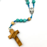Design Rosenkranz Unikat individuell geknüpft handgeknüpft Edelstein Edelsteinrosenkranz Perlen Türkis Edelsteinkreuz türkis blau hellblau dunkelblau Geschenk Bub Junge Mann Konfirmation Firmung Erstkommunion Kommunion Fisch Fischperlen Zwischenperlen 6 mm Autorosenkranz Rosenkranz Jugendweihe Katholisch christlich Olivenholzkreuz Olivenholz bunt