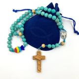 Design Rosenkranz Unikat individuell geknüpft handgeknüpft Edelstein Edelsteinrosenkranz Perlen Türkis Edelsteinkreuz türkis blau hellblau dunkelblau Geschenk Bub Junge Mann Konfirmation Firmung Erstkommunion Kommunion Fisch Fischperlen Zwischenperlen 6 mm Autorosenkranz Rosenkranz Jugendweihe Katholisch christlich Olivenholzkreuz Olivenholz bunt