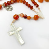 Design-Unikat: Rosenkranz Edelstein-Perlen + Perlmutt-Kreuz, orange